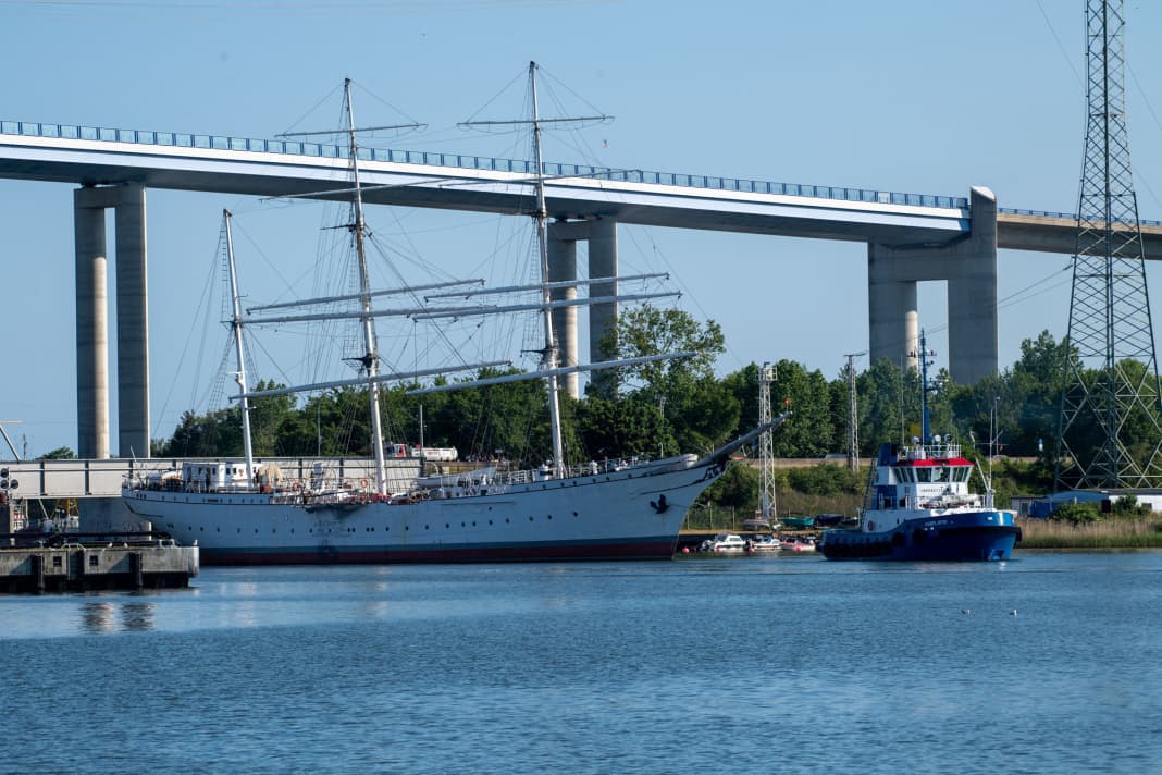 The sailing ship "Gorch Fock I" is towed by tugs from the city harbour through the Ziegelgraben and Rügen bridges to the Stralsund Volkswerft shipyard