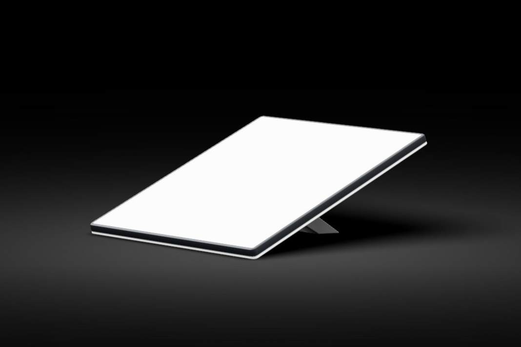 Premières images de la mini-antenne Starlink. Elle a une longueur d'à peine 30 centimètres et fonctionne directement sur 12 volts.