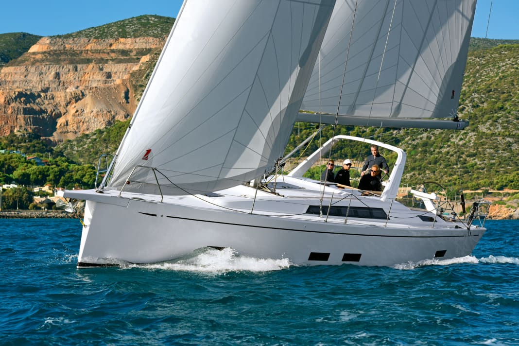 Looks practical, sails fast and also looks great below deck: the smallest of the Long Cruise model series