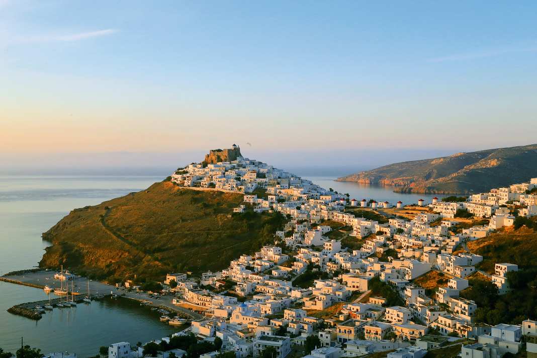 Der Hauptort von Astipalaia, Chora, liegt spektakulär auf einem Berg.