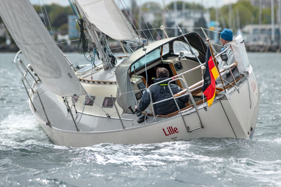 Rundes Heck, organische Formen, breite Laufdecks, kleine Fenster – die Linien schmeicheln dem Auge