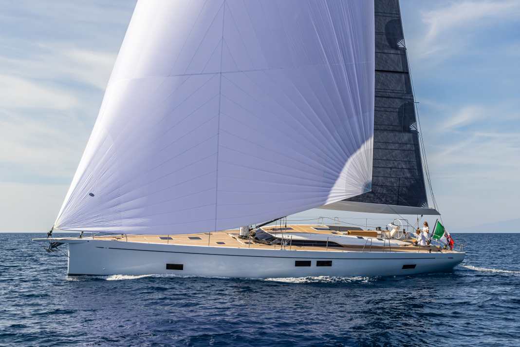 Die GS65 LC von Cantiere del Pardo unter Gennaker: große Segelfläche, schlanke Linien und viel Decksfläche für lange Törns.