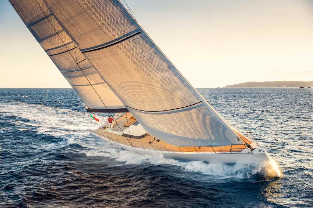 Un trait d'argent dans le ciel de la voile : le propriétaire de "Cefea", Marc Giorgetti, apprécie la position de barre sous le vent.
