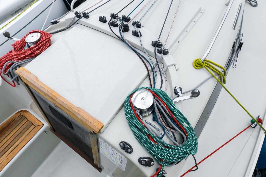 Verschlissene Teile: Boote, die intensiv auf Regatten gesegelt worden sind, zeigen wesentlich mehr Verschleiß. Das reicht von Kratzern am Schiff bis zu abgenutzten Curryklemmen mit schlecht greifenden Backen und ausgeschlagenen Blöcken oder schwergängigen Winschen. Alles auf leichten Lauf kontrollieren und Wartung oder Austausch kalkulieren. Das gilt auch für das laufende und stehende Gut