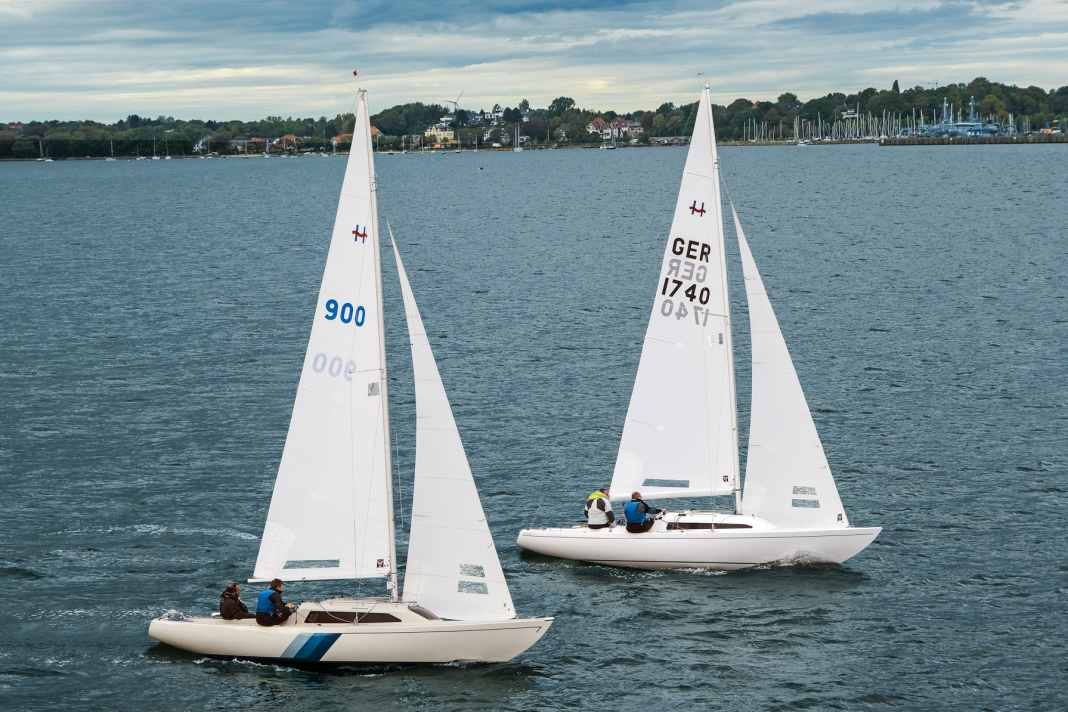 Einheitsklasse: Die Regeln erlauben kaum Varianz, das neue Boot (r.) kommt jedoch mit einem veränderten Laminatplan und modifizierten Deckslayout