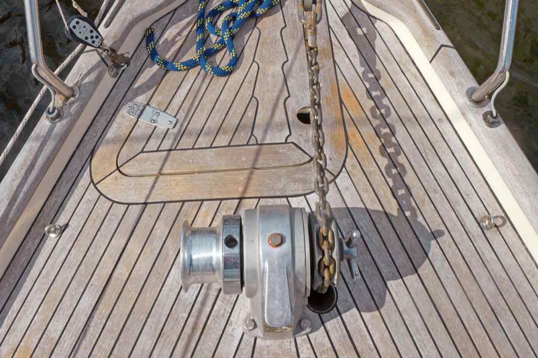 Ponte in teak: a seconda dell'usura, la superficie si consuma e deve essere rinnovata.