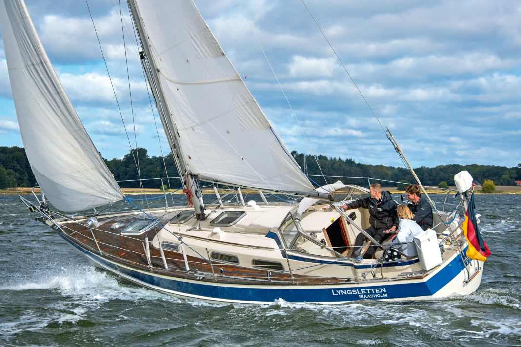 The genoa rolled up a little is enough to react to gusts of 5 to 6 Beaufort