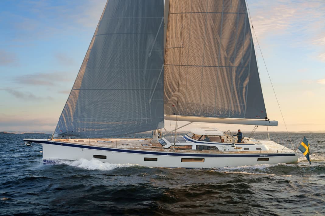 To kneel down: Flush deck up to the mast, a fine, gathered superstructure, stretched lines - even Germán Frers doesn't manage a hull like this every day