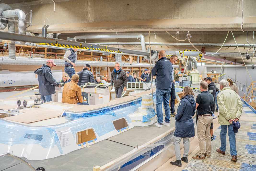 Hallberg-Rassy lädt in seine eigenen Hallen ein, in denen sich Yachten in den verschiedenen Produktionsstadien befinden