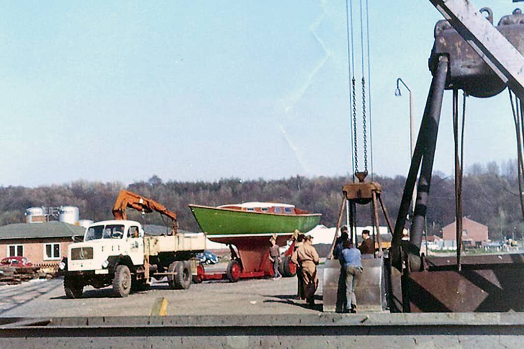 Erstes Zuwasserlassen im Frühjahr 1970. Der Kiel ist da noch kürzer, der Rumpf heller. Es folgen zwei Test-Saisons auf der Förde