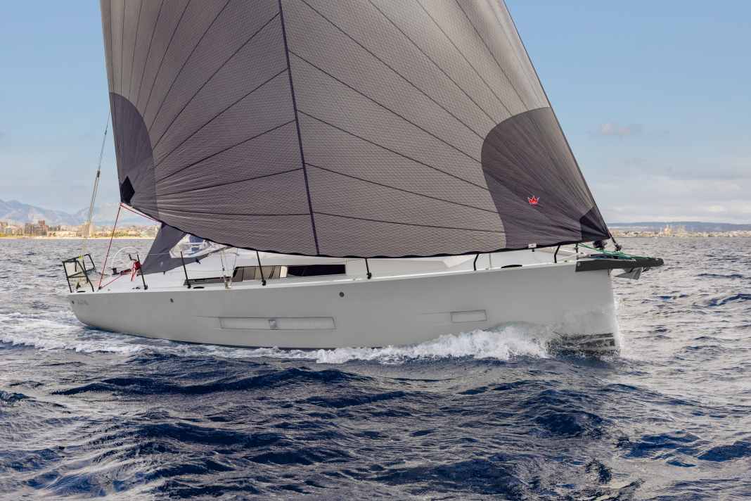 Die Hanse 360 ST mit den folierten Rumpffenstern, Karbon-Bugspriet und schwarz eloxiertem Seezaun. Das Foto wurde von der Werft bearbeitet.