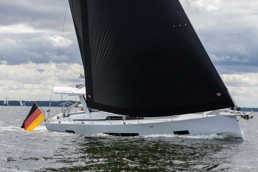 With its large black genoa, the Hanse 461 cuts through the waters of the Greifswald Bodden in a brisk breeze. Photo: YACHT / Nils Günter