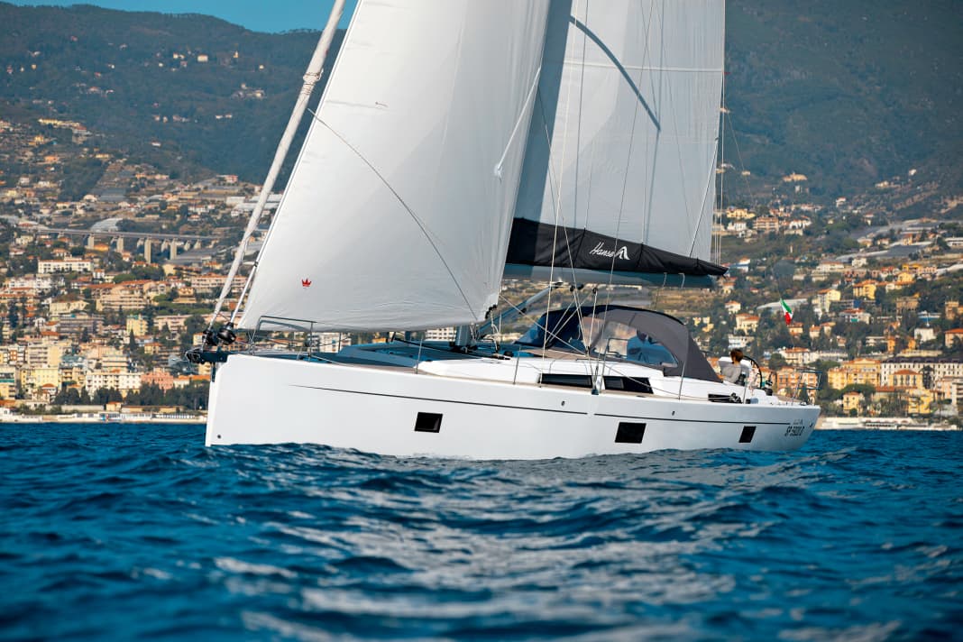 With this solution, the smaller cloth is the standard sail for more wind and the cross. The front, significantly larger sail is used on rough courses and in light winds