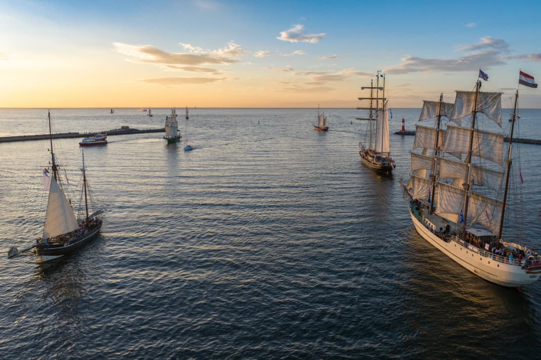 Many ships were drawn into the evening atmosphere