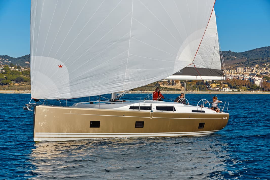The first thing that catches the eye is the large hull windows made of real glass. The deck is heavily modified, the proven hull comes from the Hanse 415