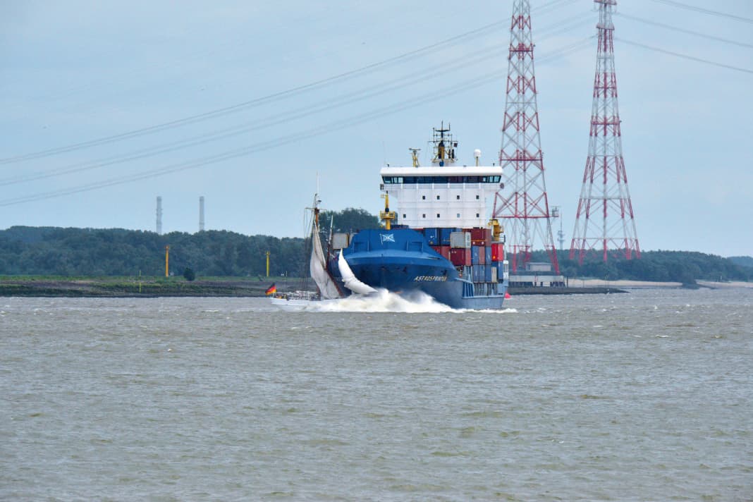 Pentecôte 2019 sur l'Elbe : la goélette pilote No. 5 "Elbe" passe devant l'étrave d'un porte-conteneurs