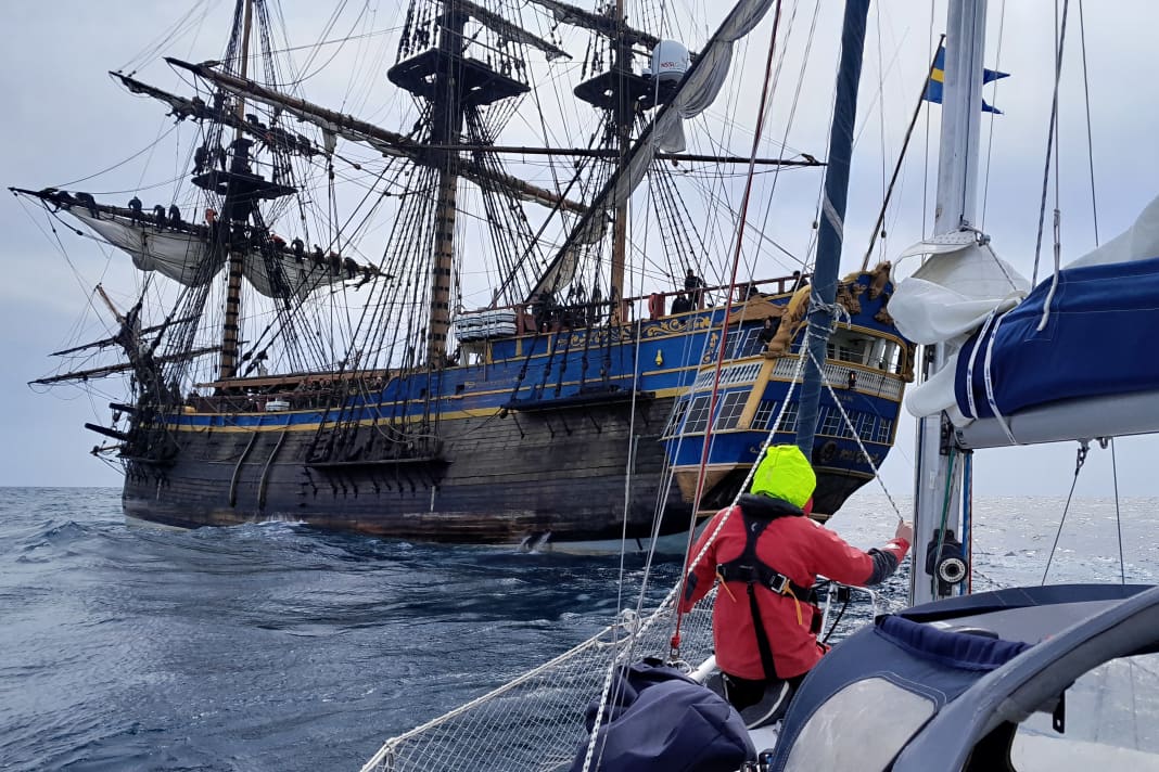 Il tre alberi "Götheborg", lungo 47 metri, ha trainato uno yacht nel Canale della Manica alla fine di aprile.