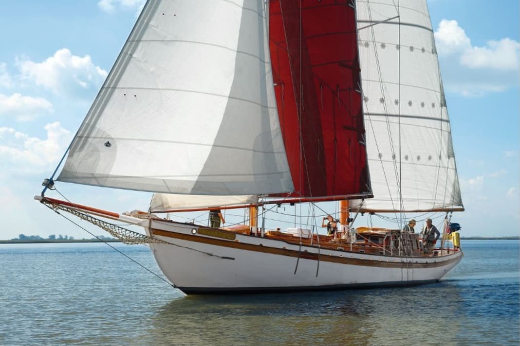 Because the "Enchantress" sank in the 1990s, the owners built a successor. The "Enchantress II" was built