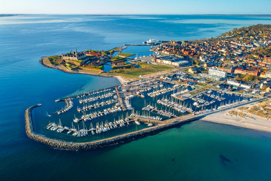 Tolles Etappenziel im Norden des Øresunds: Helsingør auf Seeland. Vorn im Foto der große Nordhavn, dahinter  das berühmte „Hamlet- Schloss“ Kronborg