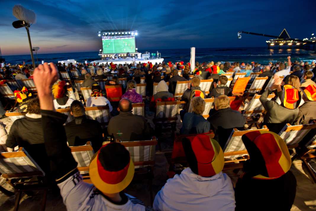 Fußball direkt am Wasser: An der gesamten deutschen Küste gibt es zahlreiche Angebote für Public Viewing