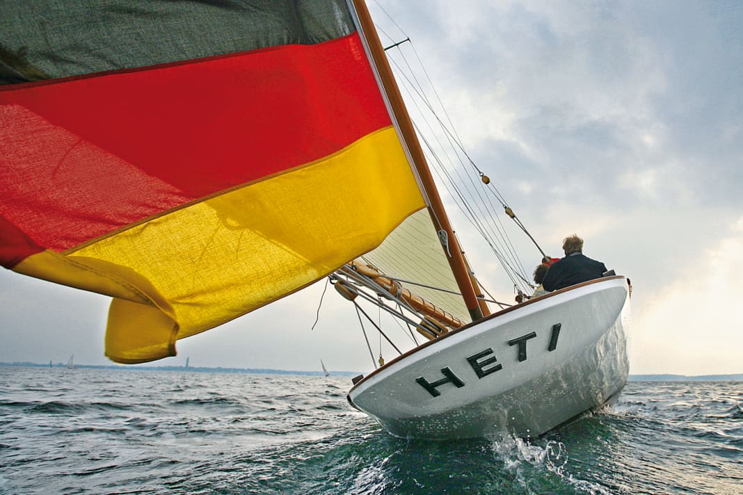 Correct flag guidance on the flagpole