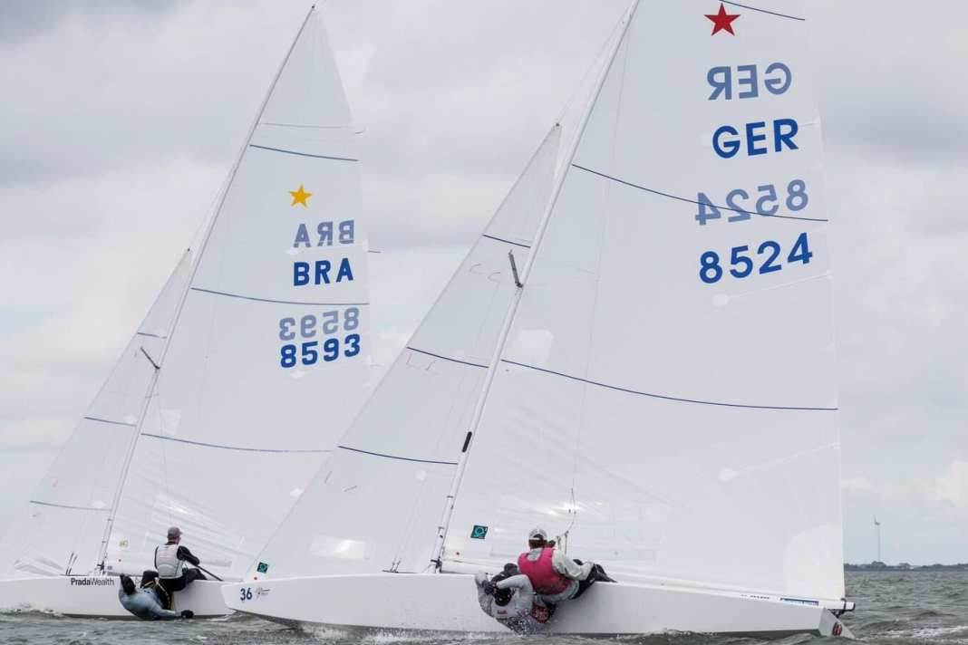 Il Campionato Europeo Star al largo di Medemblik si è concluso con la medaglia d'argento per Nick Heuwinkel del Kieler Yacht-Club e Jesper Spehr dell'Associazione Velica Malente-Gremsmühlen. L’ultimo giorno dei Campionati Europei al largo della città olandese di Medemblik ha deciso le sorti della competizione: il vento al largo si è intensificato nel corso delle due regate e si sono formate onde ripide.