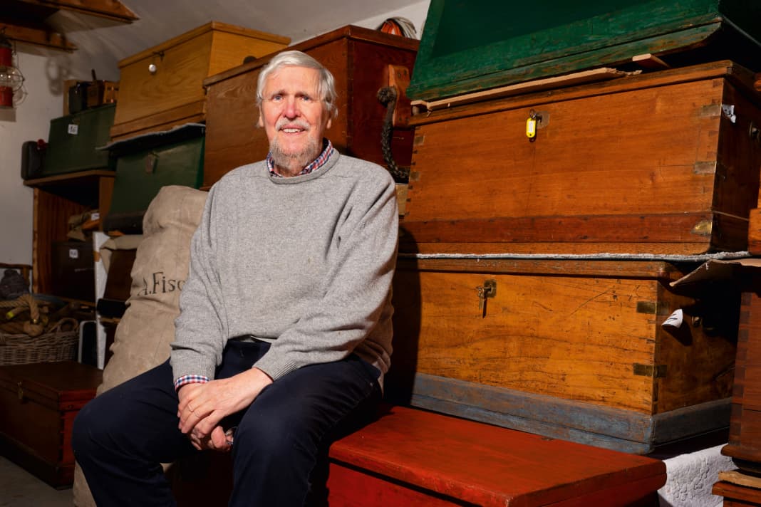 Peter Barrot hat rund 90 Seekisten gesammelt, restauriert und ihre Geschichte erforscht. Das Interesse für die Geschichte für die Seeschifffahrt hat er von seinem Vater mitbekommen