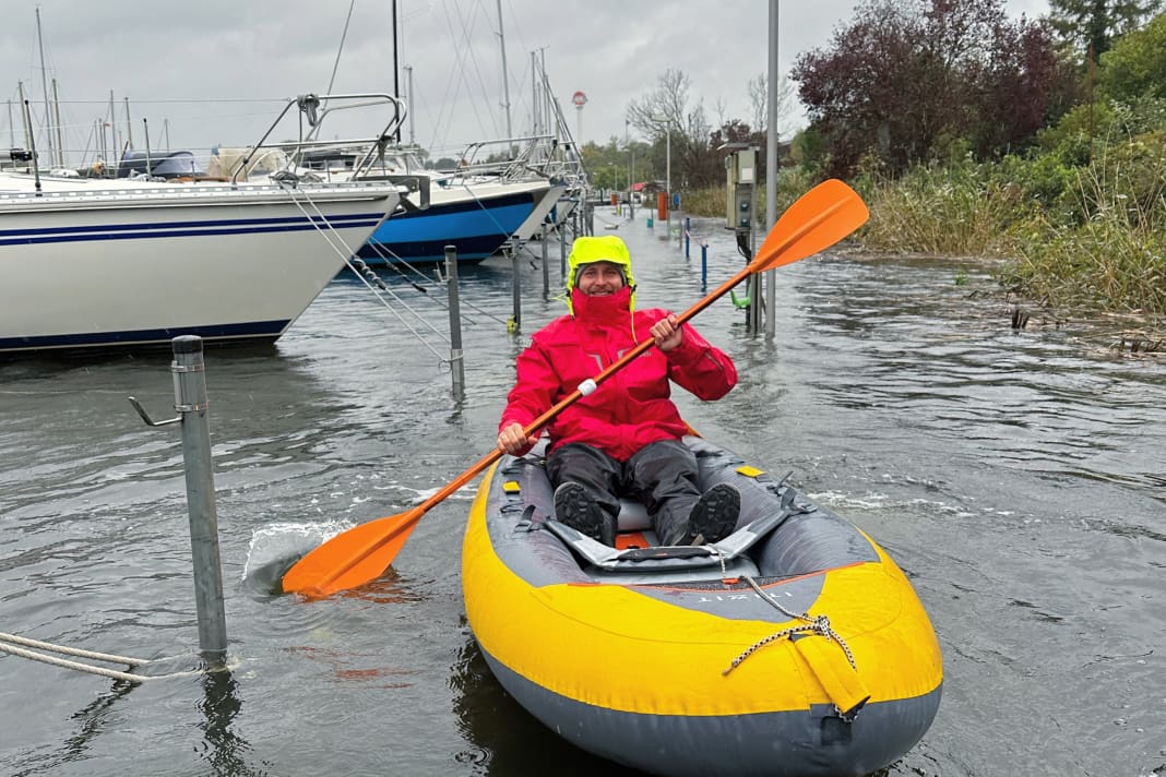Per Beiboot auf dem Steg. Das Boot wird wie vor Anker über die Badeleiter am Heck betreten
