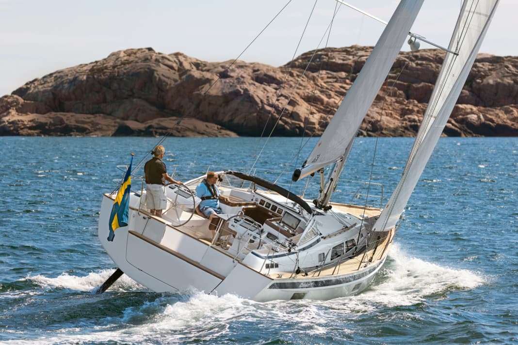 Harmonielehre. Gut ge­trimmt lässt sich die HR 400 auch bei frischem Wind mit leichter Hand führen