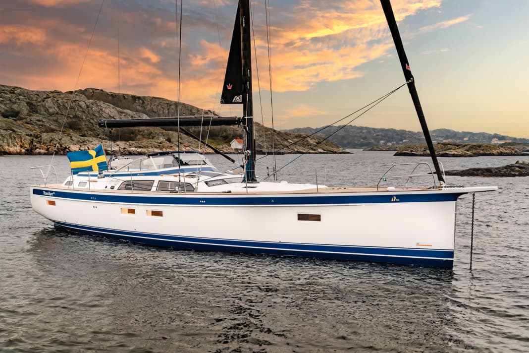 Hallberg-Rassy 50 all'ancora. Il marchio è in testa alla classifica degli yacht da sogno.