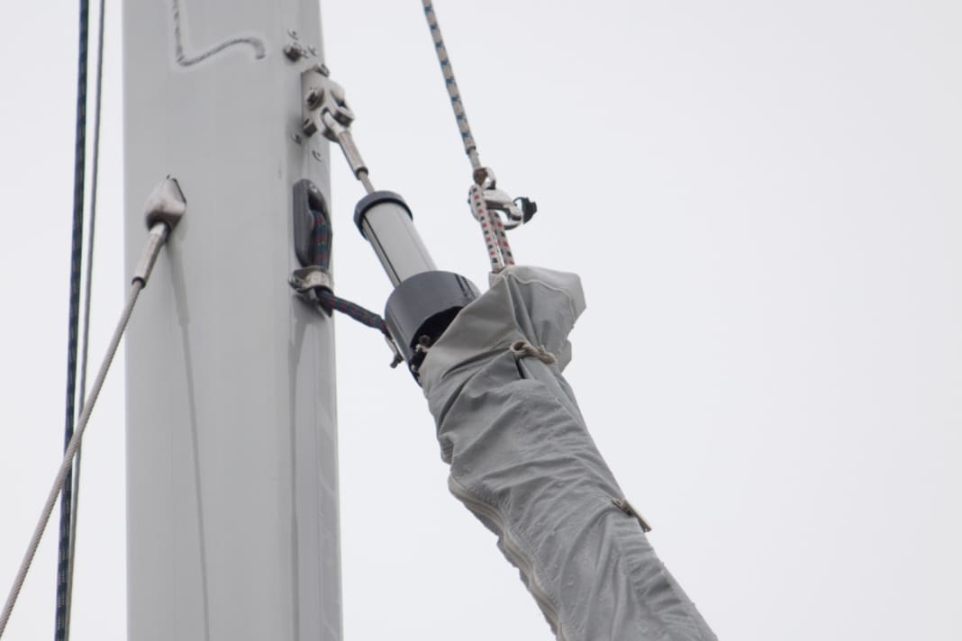 Strong loop: The hot eye has to absorb most of the force, as it not only bears the weight of the roll-up hose. In fact, far greater forces occur when the hose hangs and is pulled hard on the halyard