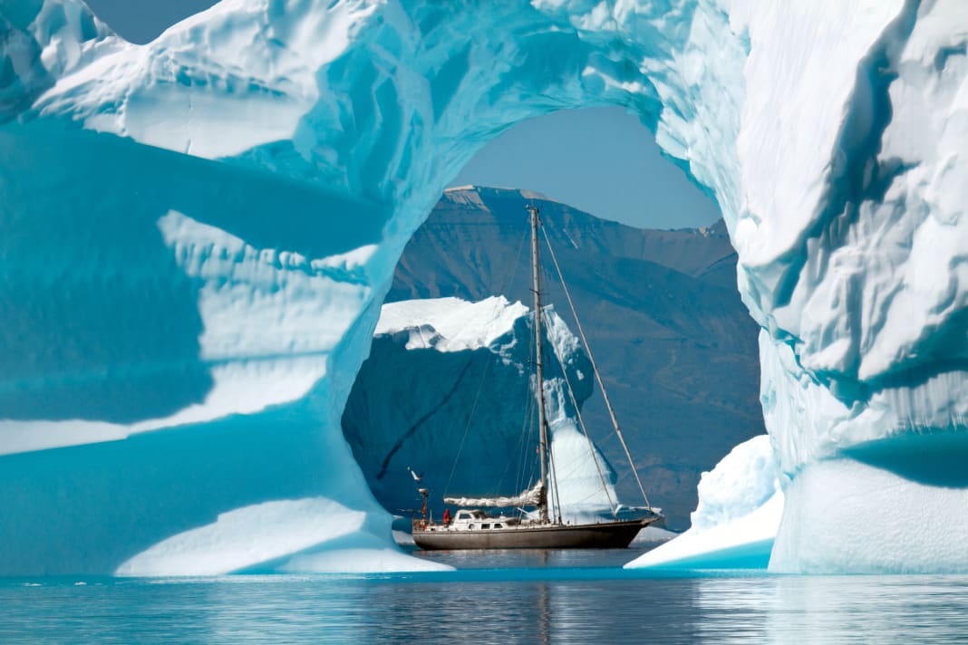 Einzigartig: die „Polaris“ nah am Eis. Dafür wurde sie gebaut, hier fühlen sich Schiff und Crew wohl.