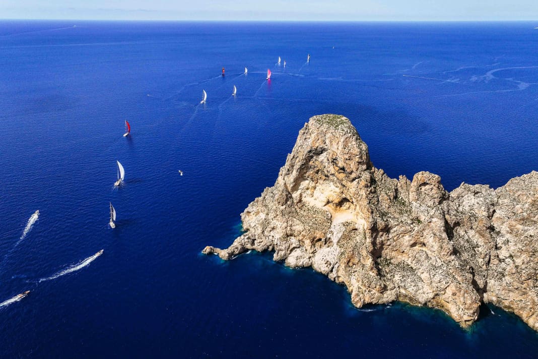 Imposant: Blick von oben auf die Flotte der Ibiza JoySail 2023