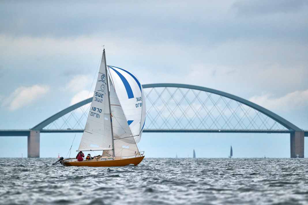 Woher weht der Wind? IF-Boot vor der Fehmarnsundbrücke | YACHT/Nico Krauss