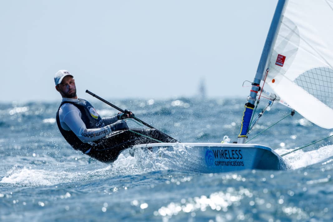 Philipp Buhl ist souverän in seine 15. Ilca-7-WM gestartet