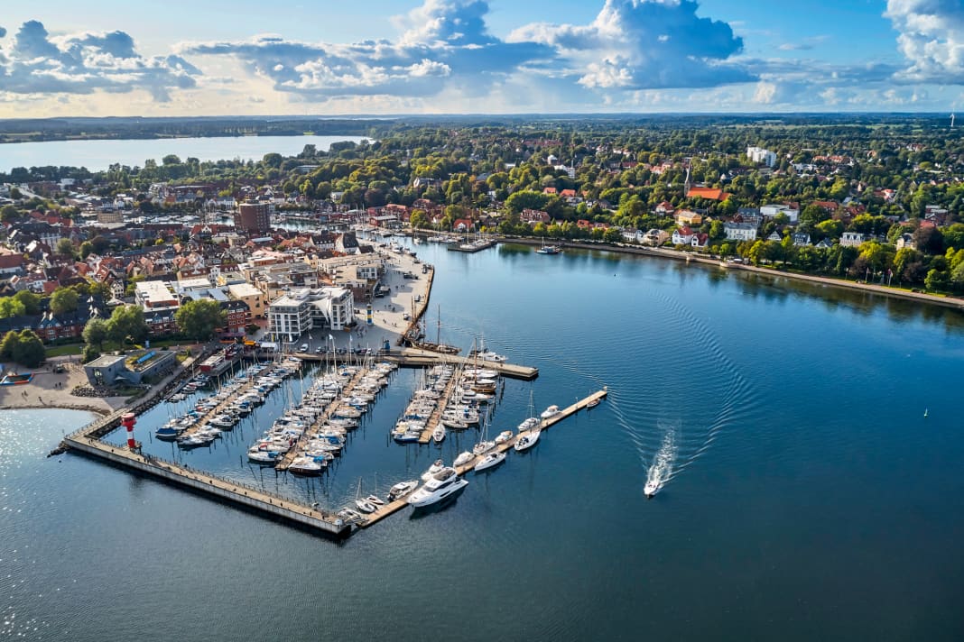 Pontons pleins : Eckernförde avec la marina Im-Jaich au premier plan