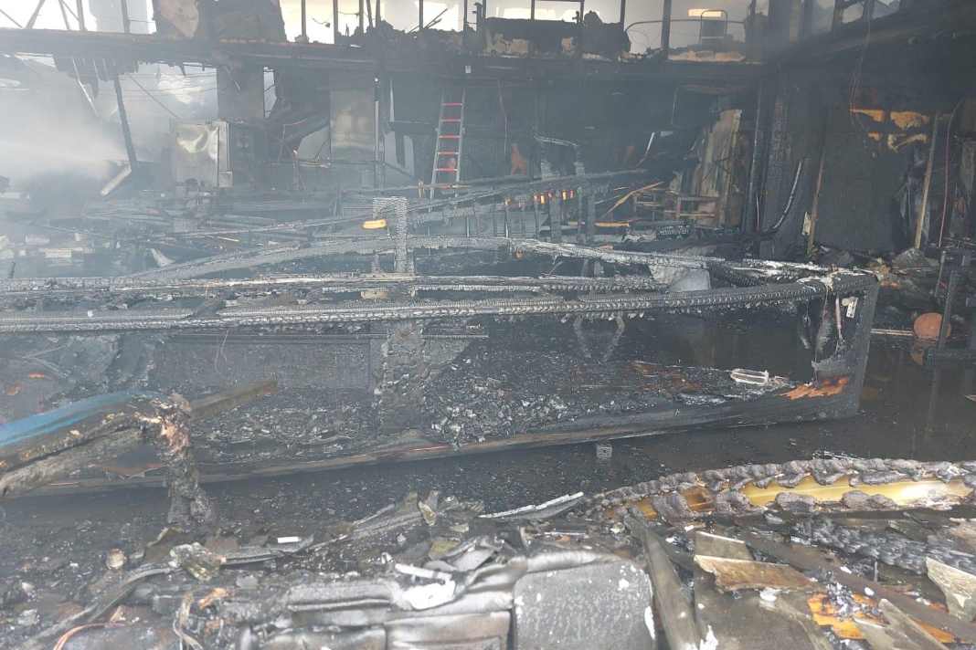 Completa distruzione dopo il grande incendio nel cantiere navale di Christen