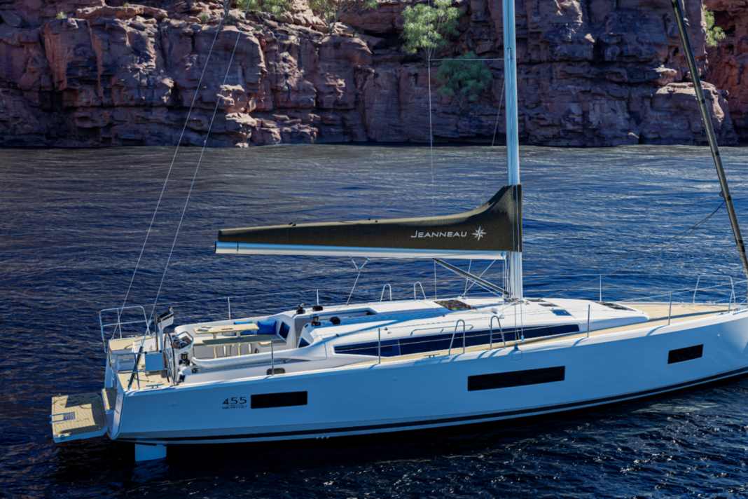 Features: Large windows, huge bathing hatch, fixed bowsprit. The redesign of the coamings is also striking.