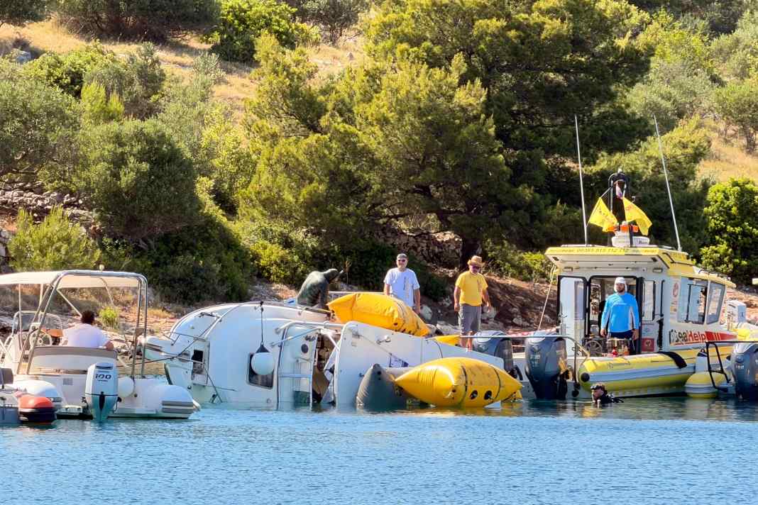 Ein maroder Steg bricht zusammen und reißt ein Motorboot mit in die Tiefe. Ein Team von SeeHelp richtet es mit Hilfe von Luftsäcken wieder auf.