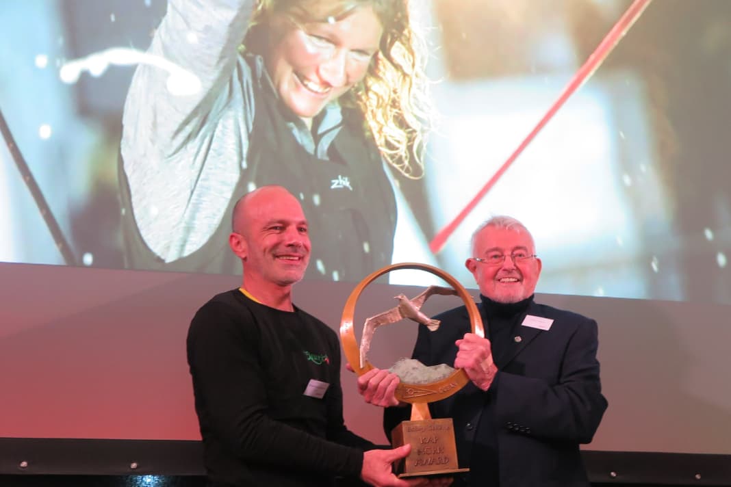 Bobby Schenk consegna il suo nuovo premio a Michael Guggenberger, che lo riceve a nome di Kirsten Neuschäfer