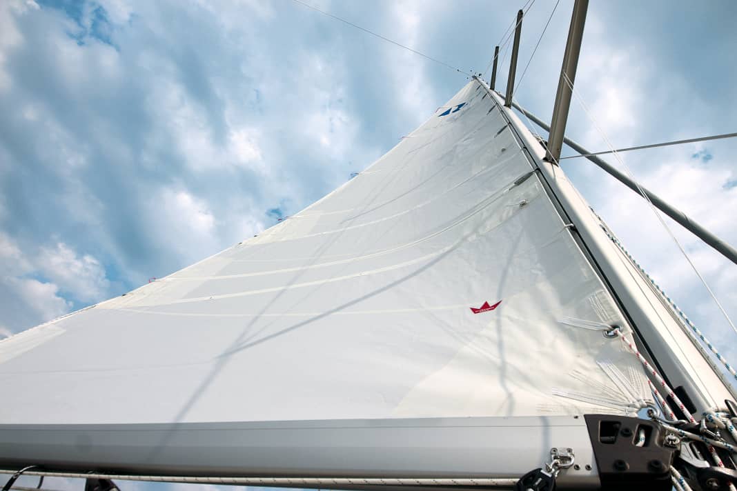 Mast trim: Is the mast straight? To do this, take a bearing along the mast groove. But also check under load while sailing. Retrim if necessary