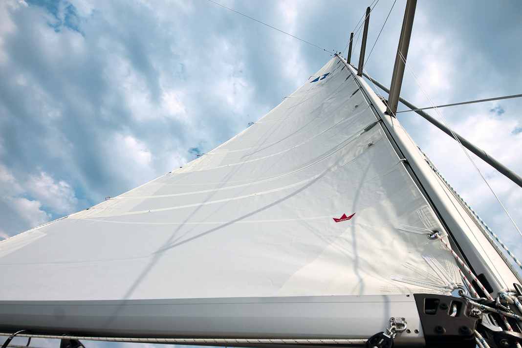 The downhaul is tight, the profile of the sail is retained