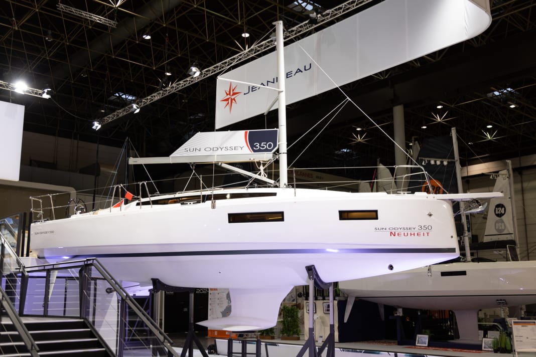 Più ampio e ancora più pieno nella zona di prua. Le linee dello scafo documentano la tendenza generale dello sviluppo delle moderne imbarcazioni da crociera.