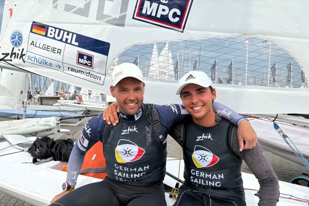 Deutschlands bester Ilca-7-Steuermann Philipp Buhl und der Kieler Aufsteiger Ole Schweckendiek (r.) nach dem zweiten Renntag bei der Kieler Woche.