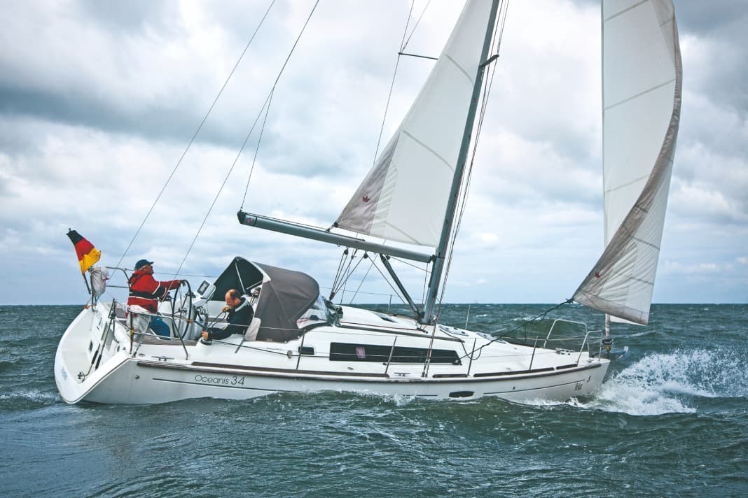 Tourner à droite : Si le yacht navigue sur un cap de demi-vent, comme ici, le barreur met lentement au vent.