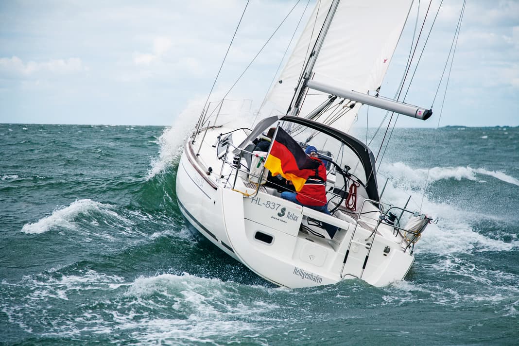 Pas très confortable. Boulonner contre les vagues avec un double ris