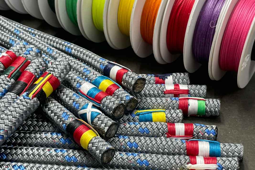 Con i set di sartiame di Premiumropes, la corda può essere contrassegnata con il disegno della bandiera.