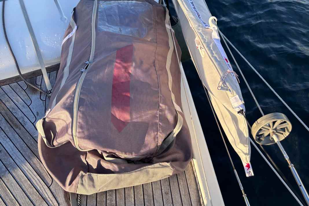 A comparison between a conventional compression bag and the Rail Bag.