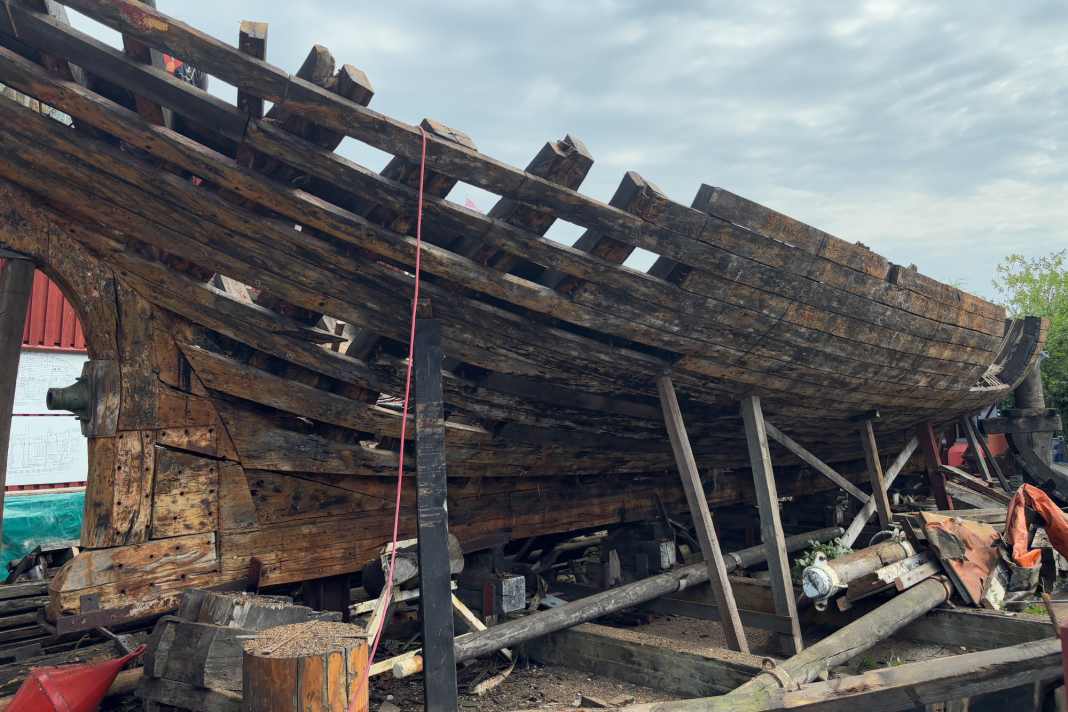 The wreck of Günther Plüschow's expedition ship "Feuerland" is sawn up in Flensburg's museum harbour