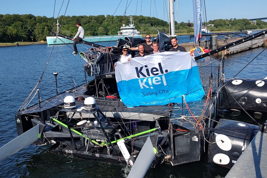 Juste avant de lever l'ancre à Kiel, le maire de Kiel Ulf Kämpfer prend congé de l'équipe Guyot après une réparation réussie à Kiel.